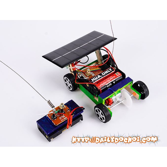 Xe gỗ có điều khiển chạy bằng năng lượng mặt trời tự lắp ráp