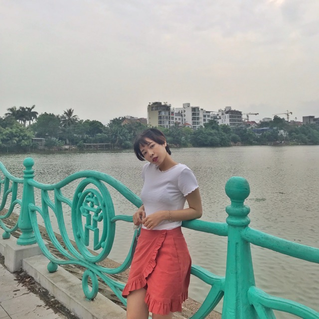 Chân Váy Mini MOMOCO Bèo Vạt Chéo Chất Tuýt Si Mềm Mại M2287