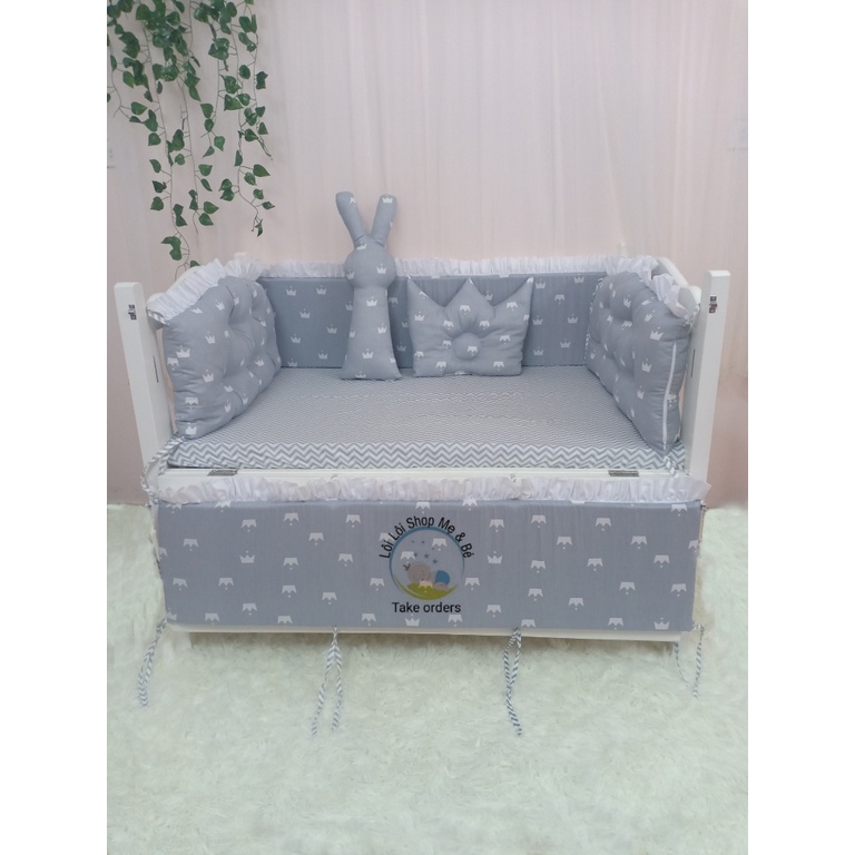 Quây cũi, ga, gối và thú ôm cho bé yêu