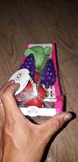 Sét 1 chiếc xe mô hình đi siêu thị và các mô hình trái cây bằng nhựa rất đẹp