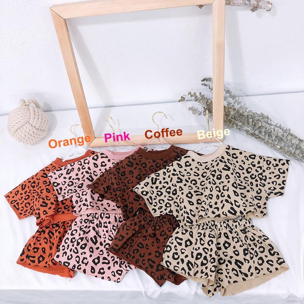 Bộ áo thun tay ngắn và quần họa tiết da báo cho bé gái