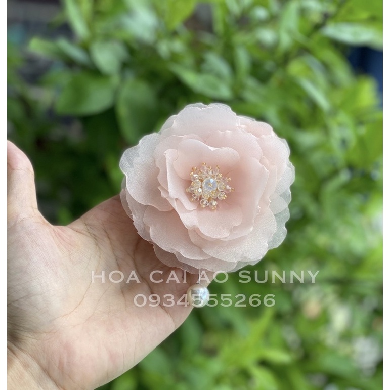 Hoa voan cài áo thiết kế giá rẻ.Hoa cài áo nhuỵ pha lê kèm tag cài ngọc