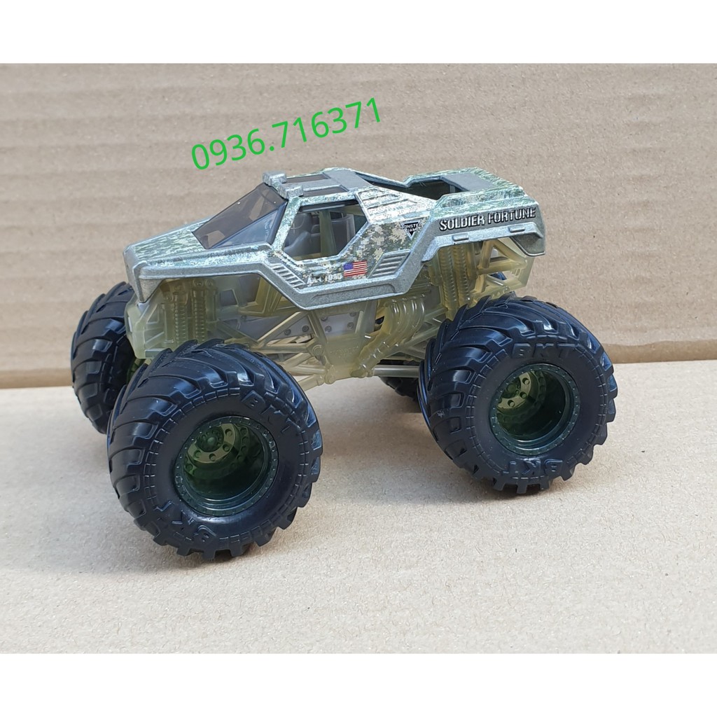 Mô hình xe tải quái vật Monter Jam đổi màu CMJ07 Soldier Fortune hàng Spin Master Canada