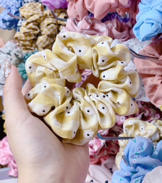 Cột tóc scrunchies hoạ tiết hoa nhí