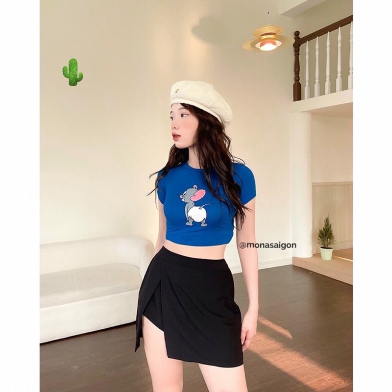 Áo croptop tay ngắn màu xanh có hình tuột PCM