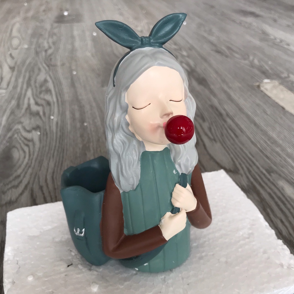 Cắm bút hình cô gái trang trí bàn học, bàn làm việc phong cách bắc âu