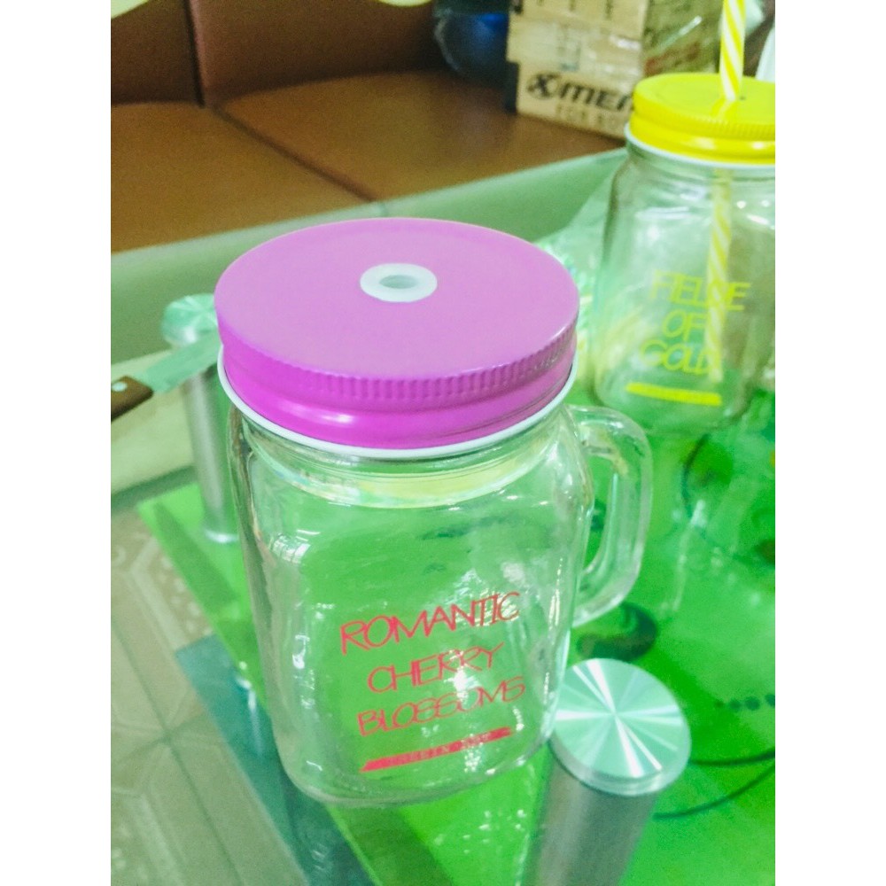 Cốc thủy tinh nắp màu có ống hút quai cầm tiện dụng | BigBuy360 - bigbuy360.vn