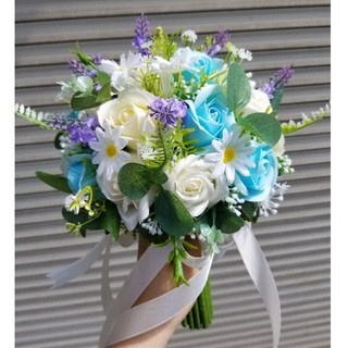BÓ HOA CƯỚI CÔ DÂU CẦM TAY HOA HỒNG SÁP MÀU XANH LAM VÀ KEM ĐIỂM HOA LAVENDER TÍM, LÁ TÁO VÀ CÚC HỌA MI VẢI
