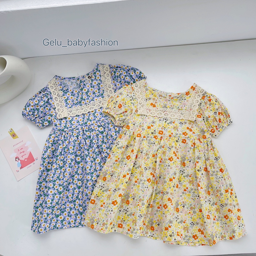 Váy bé gái Gelukids họa tiết hoa nhí cổ yếm ren, chất liệu thô cotton mềm mát, có khuy sau-V029