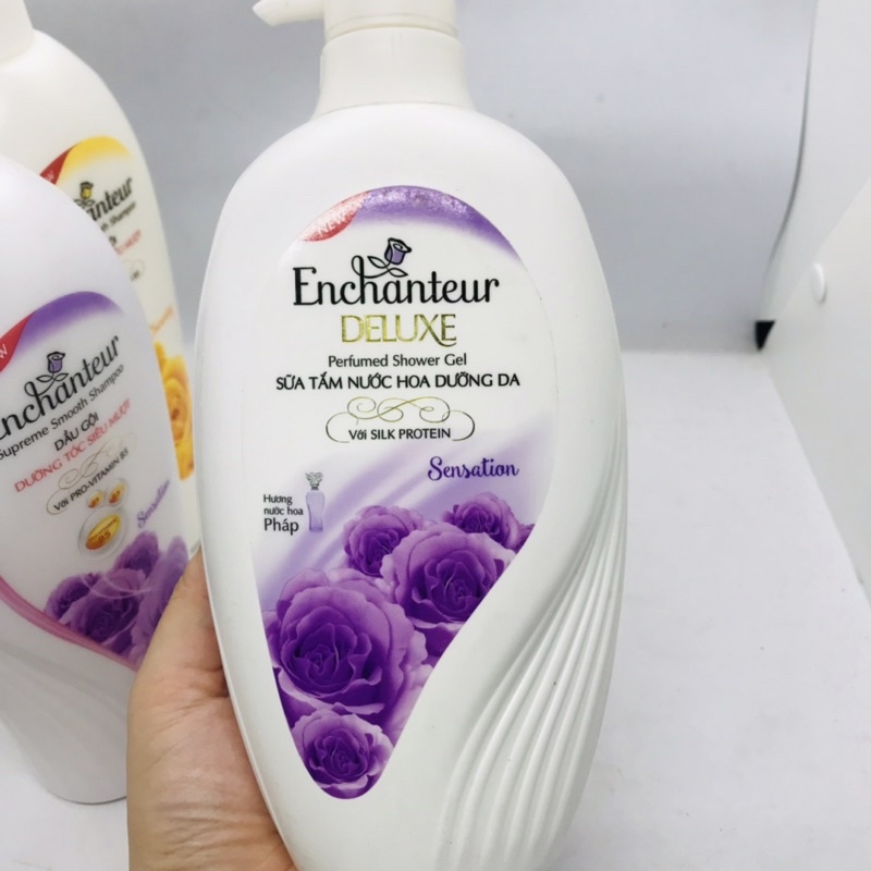 Sữa Tắm/ Dầu Gội Enchanteur Hương Nước Hoa 650g