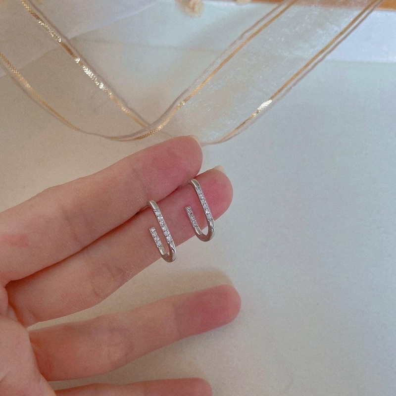 Khuyên tai minihoop chữ nhật nạm đá 𝐥𝐚𝐫𝐞𝐢𝐧.𝐚𝐜𝐜𝐞𝐬𝐬𝐨𝐫𝐢𝐞𝐬 BMHCNNĐ