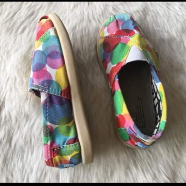 Combo giày Toms và set bộ bé gái