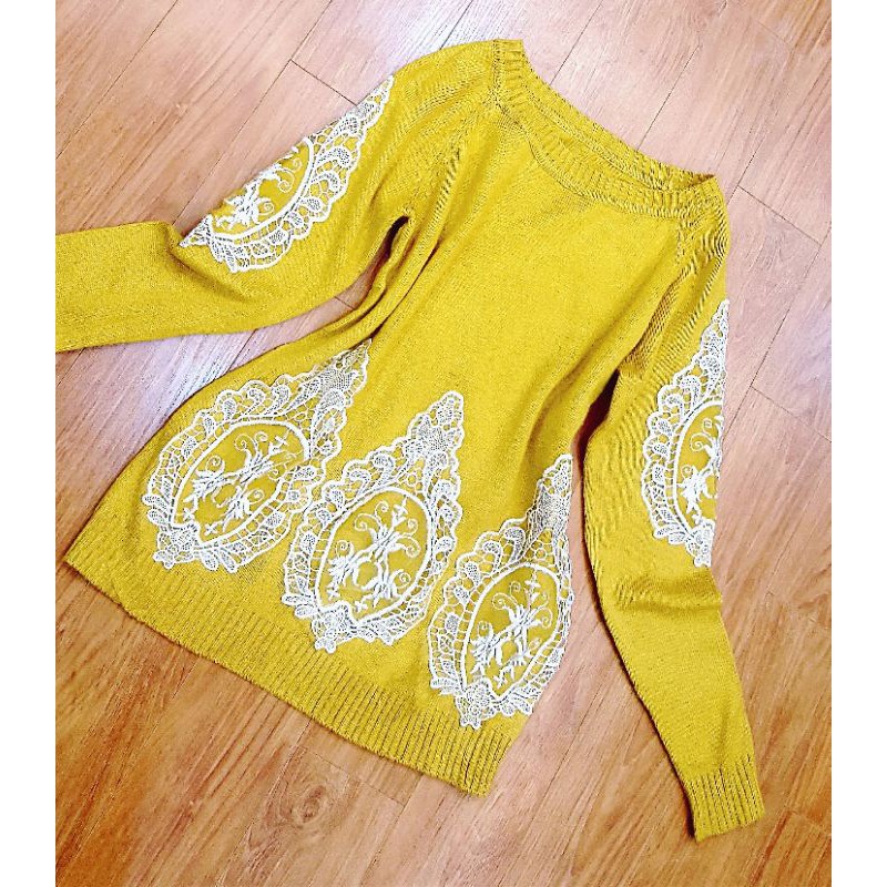 Áo len màu vàng