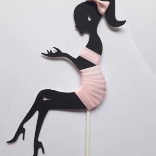 Cô gái trang trí bánh sinh nhật giấy (mica)