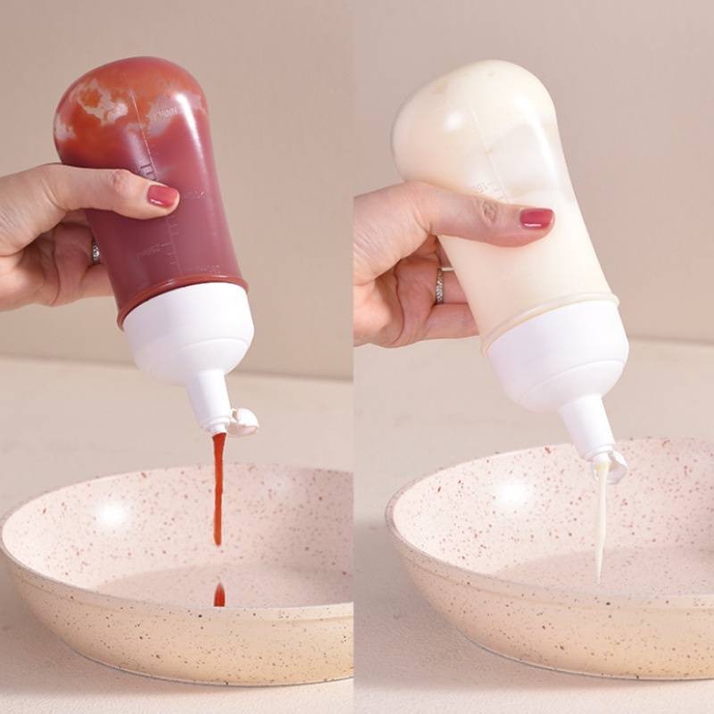 Chai nhựa dạng bóp đựng nước sốt có nắp đậy tiện lợi cho nhà bếp