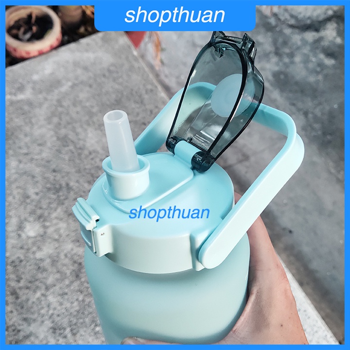 Bình nước 2 lít chia vạch theo giờ có ống hút nhựa có quay xách
