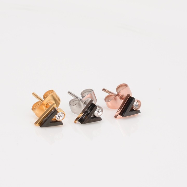 Bông Tai Nữ Chữ V Đính Đá Titan Không Đen TT 1109