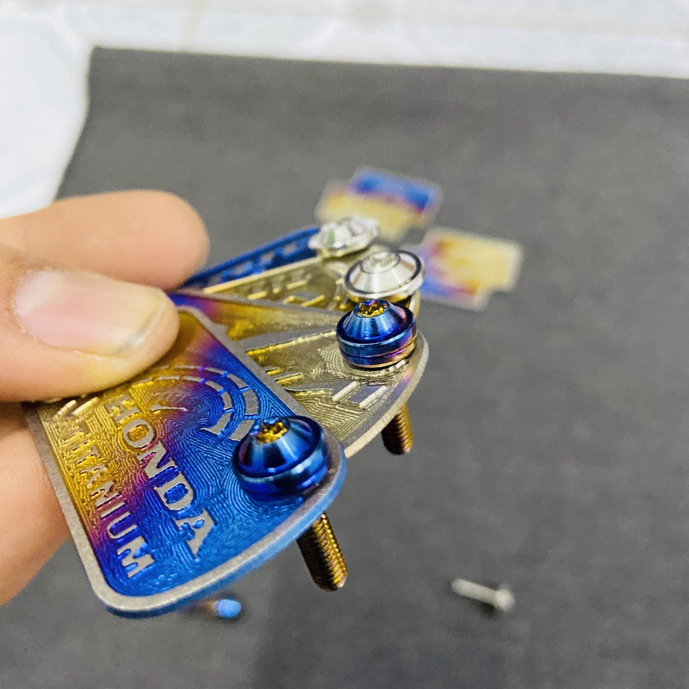 [GIÁ GỐC] TEM DÁN BÌNH DẦU TITAN CHO XE MÀY KẾT HỢP ỐC INOX ( 2 ỐC 4LY1,5)