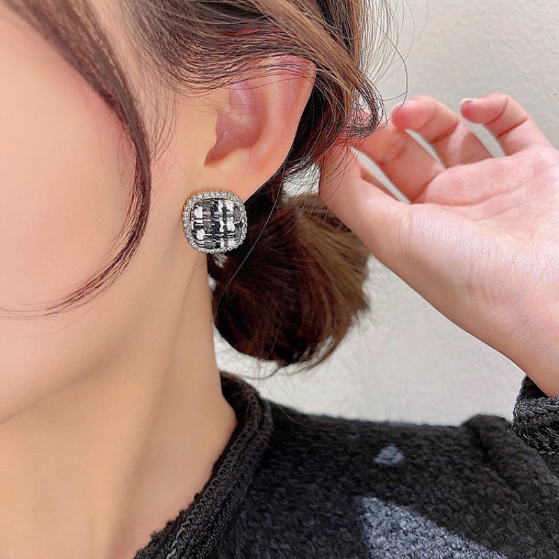 Khuyên Tai Nữ Đính Đá Hình Vuông Sang Trọng