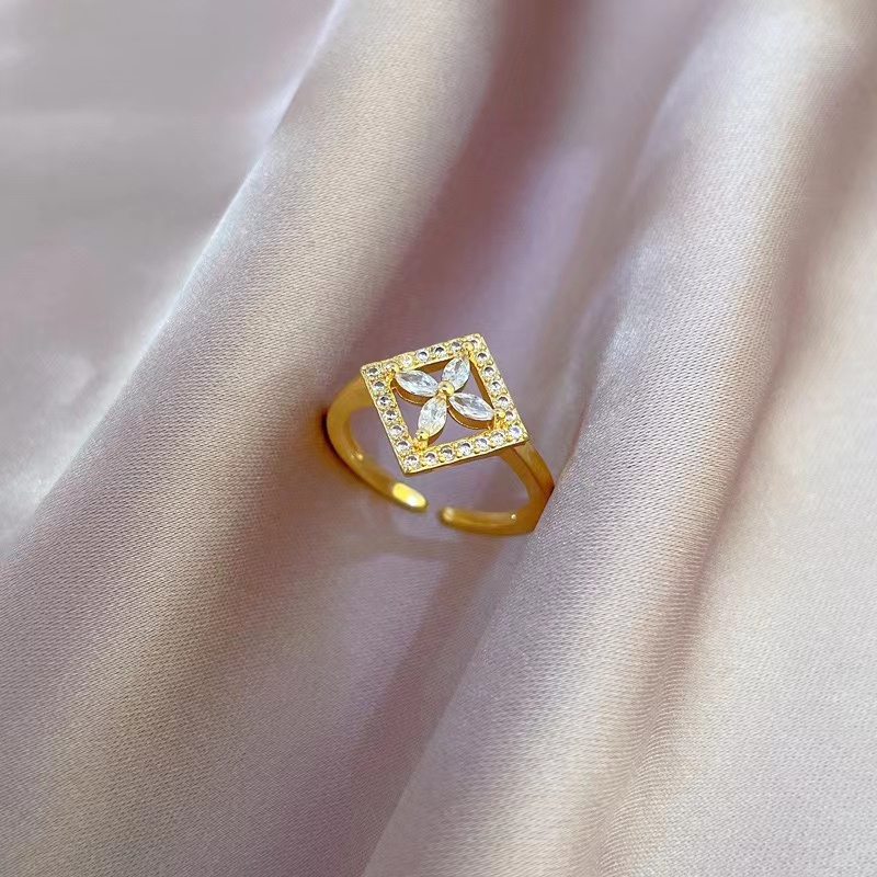 Nhẫn Mạ Vàng 24K Hình Rắn Và Hoa May Mắn