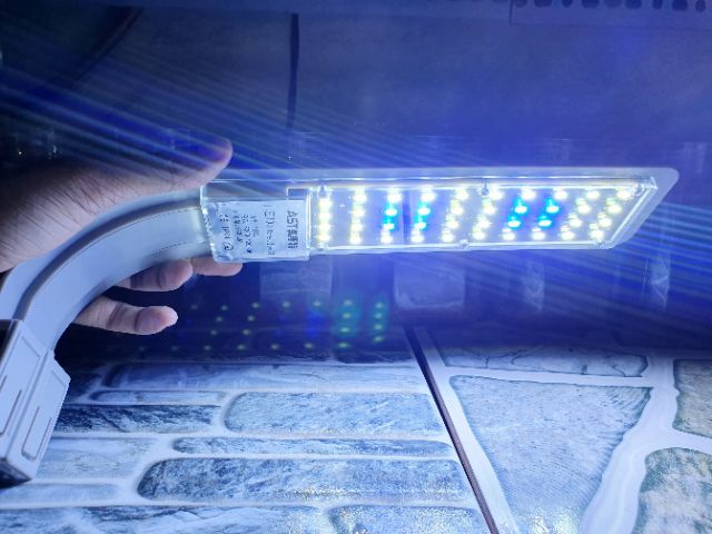 ĐÈN LED KẸP 1 BÊN HỒ CÁ TRẮNG XANH 15W CÓ ĐO NHIỆT ĐỘ DÀI 35W