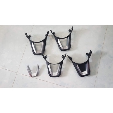 Ốp chữ V, ốp crom chữ V trên volang xe mazda