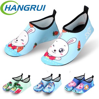 Giày đi biển thoải mái an toàn cho bé
