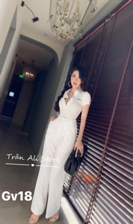 Áo thun có cổ thêu chữ phom ôm