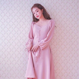 Đầm hồng nút trắng form dài