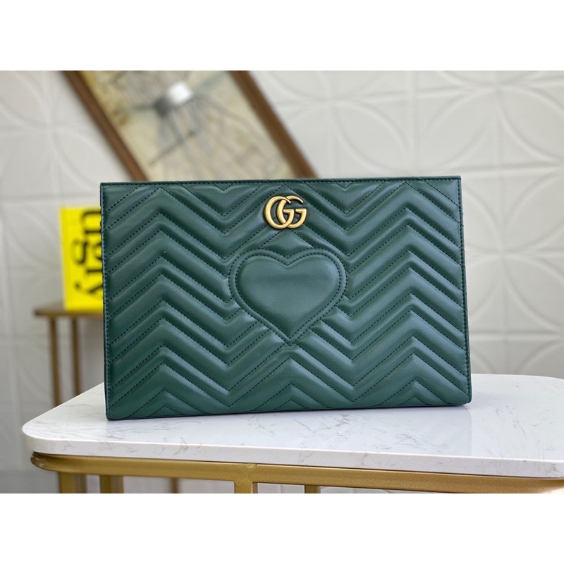 Clutch cầm tay nữ bản to thương hiệu thời trang cao cấp Gucci bản có đính logo ánh kim và dập vân trái tim
