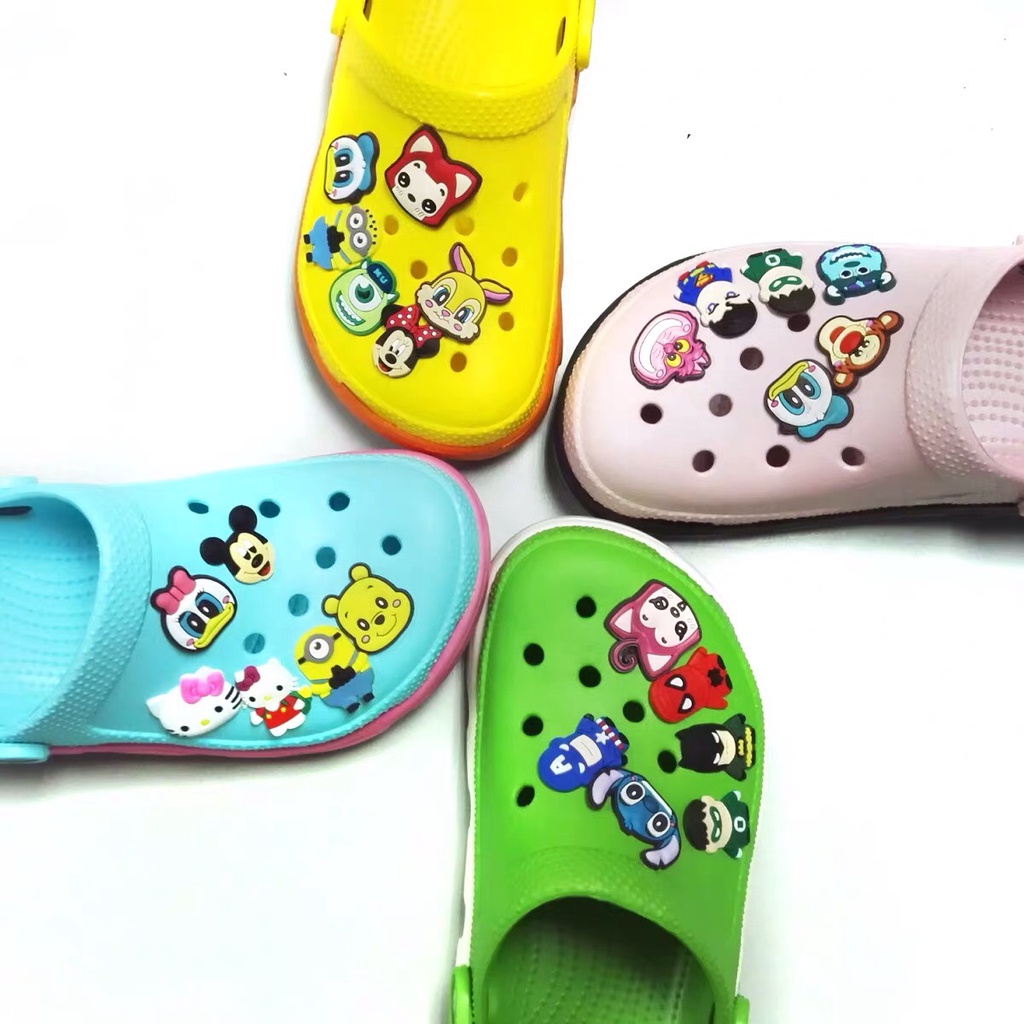 Sticker gắn dép sục hình siêu nhân, con vật dễ thương ngẫu nhiên