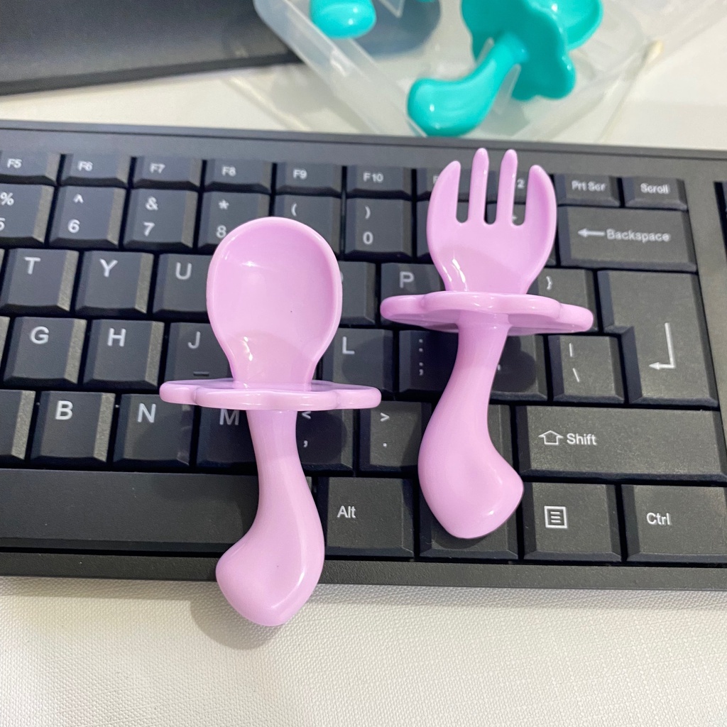 (TẶNG YẾM MÁNG)Thìa dĩa tập xúc cho bé có nút chặn giúp bé tập ăn KÈM HỘP NHỰA, Set thìa dĩa có ngáng chống hóc Thị Nắng