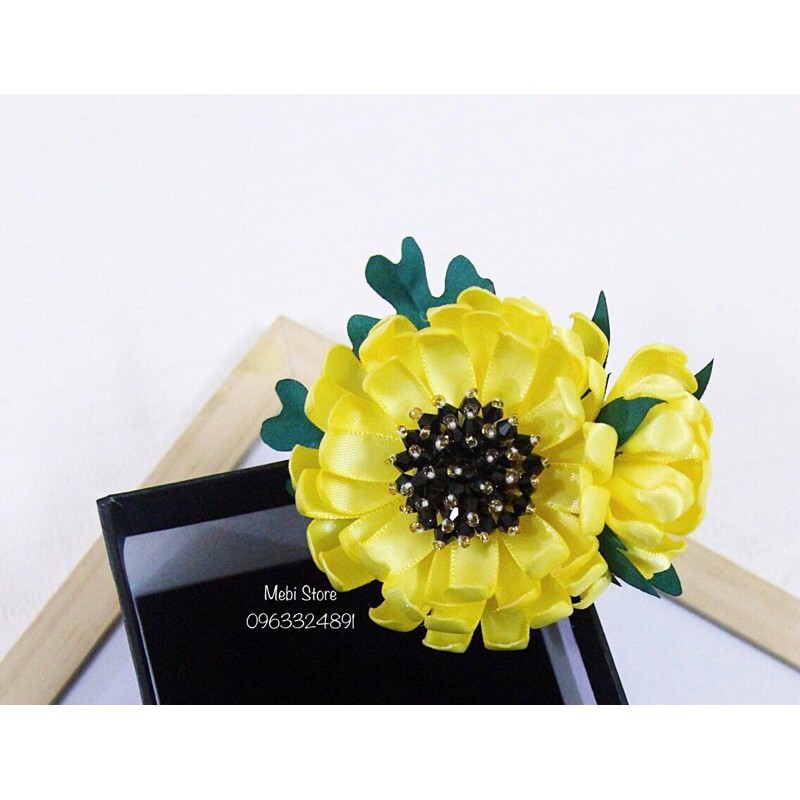 (ảnh thật 100%) Hoa cài áo handmade mẫu cúc vàng đôi nhụy pha lê đen (no box)