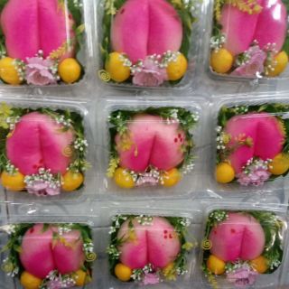 Hộp bánh 1 trái đào 100g lót lá sen trang trí hoa trái nhỏ