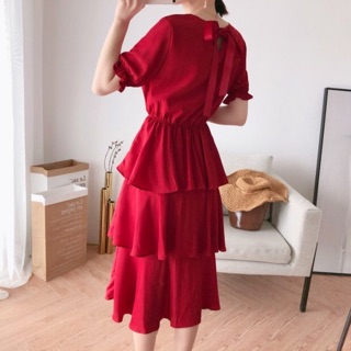 Váy đỏ xoè tầng bo eo