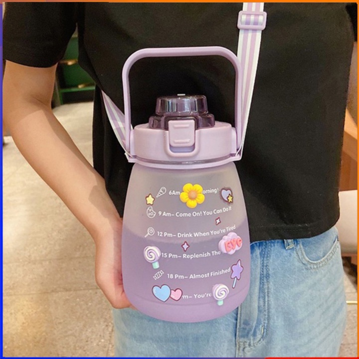 Bình đựng nước giữ nhiệt có vạch chia giờ uống nước, ông hút và dây đeo 1400ml