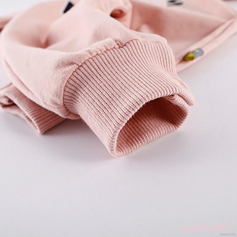 Jumpsuit tay dài hoạ tiết chữ in phong cách Hàn Quốc cho bé