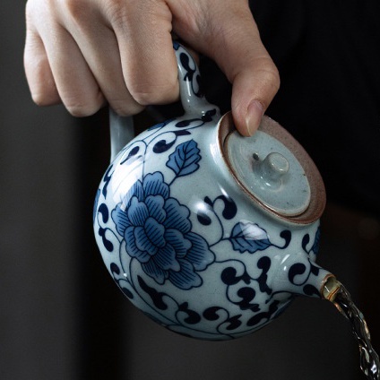 Ấm Trà Men Lam Hoạ Tiết Hoa Mẫu Đơn