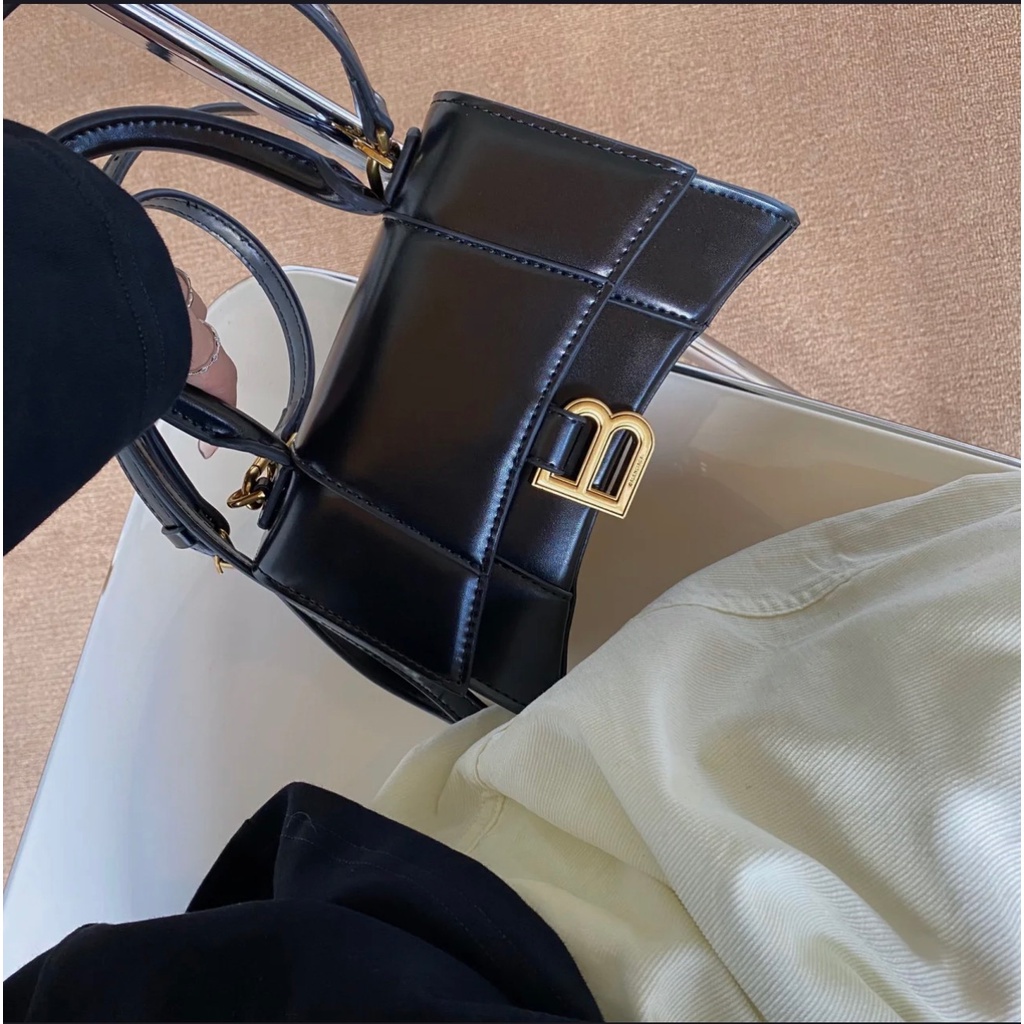 Ví Da Có Đồng Hồ Cát Kèm Dây Đeo Sợi Xích Cho Nữ