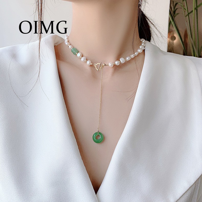 Vòng cổ OIMG ngọc trai nước ngọt mạ vàng 14K phối mặt ngọc lục bảo chất lượng cao