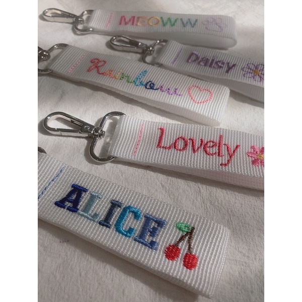 Name tag móc khoá thêu theo yêu cầu màu trắng