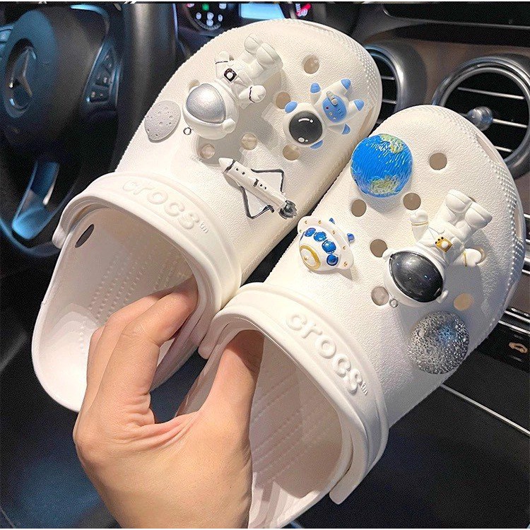dép cross họa tiết vũ trụ white tặng thêm 12 jibitz cài dép cross