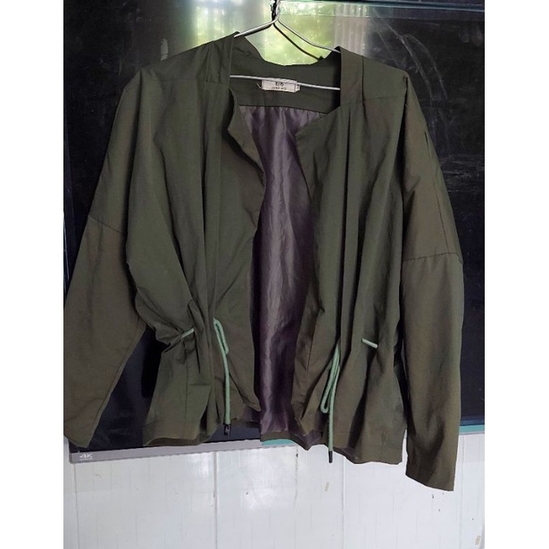 Áo khoác dù 2 lớp si tuyển màu rêu, thắt eo xinh xắn.Chất vải mịn, xịn. Size M