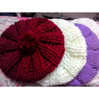 Mũ nồi len màu Bordo. Trắng. Đội theo nhiều kiểu : Chụp thẳng đầu , lệch bên phải , lệch bên trái , ngả ra sau