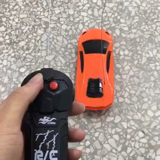 Siêu xe điều khiển từ xa cho bé, Lamborghini xe mô hình tỉ lệ 1:24 sử dụng pin