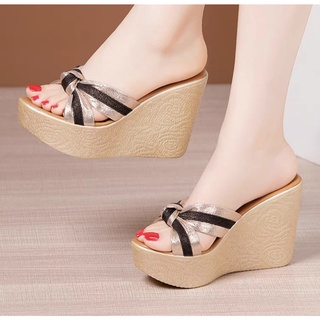 Dép đế xuồng quai chéo