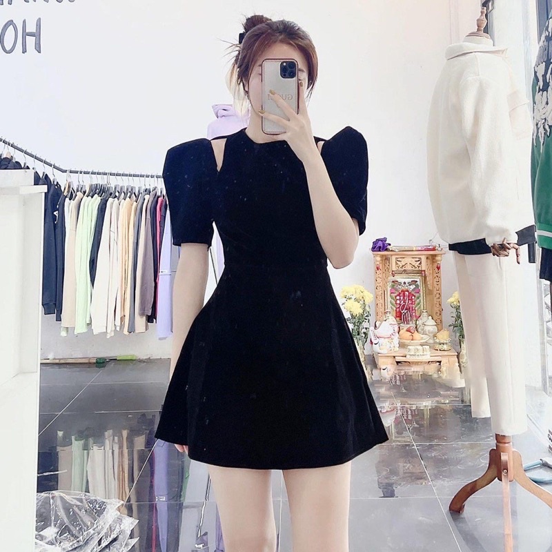 Đầm nhung xẻ vai