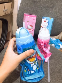 Bình nước cho bé có dây đeo