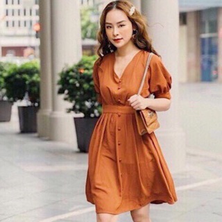 Đầm cam cổ V nút bọc