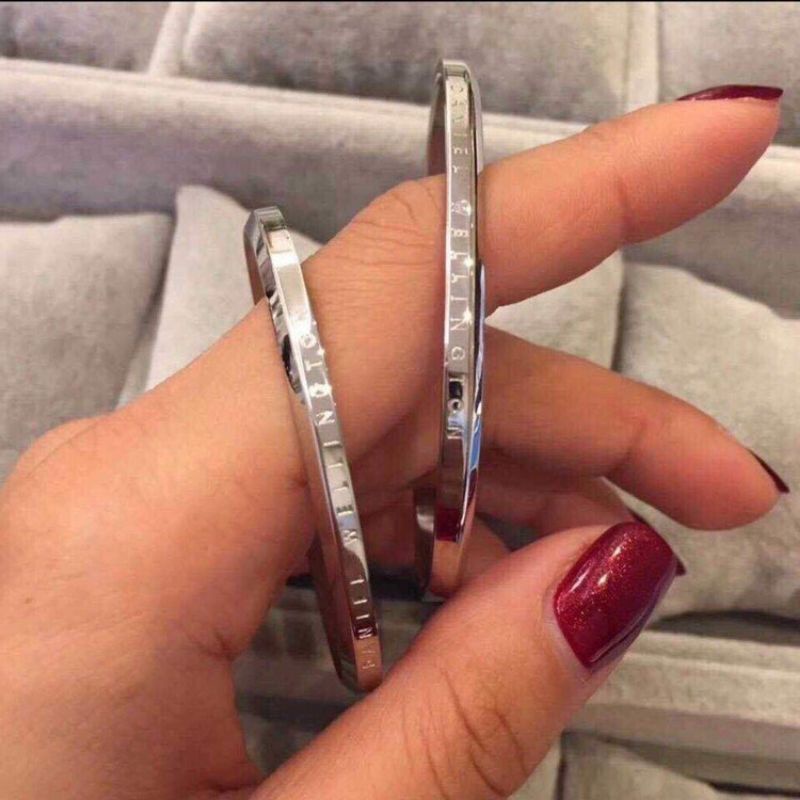 Vòng cuff titan năm nữ không sét không đen,